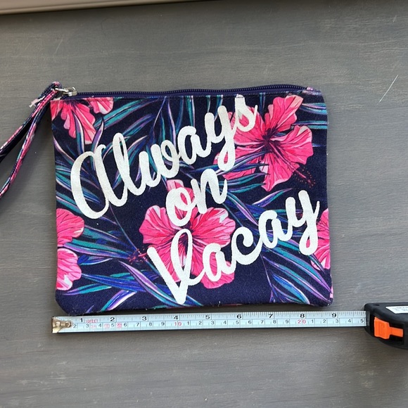 🆑 [4/$20] “Always on Vaycay” Tropical Zipper Tote with Wristlet Attached - Picture 5 of 5